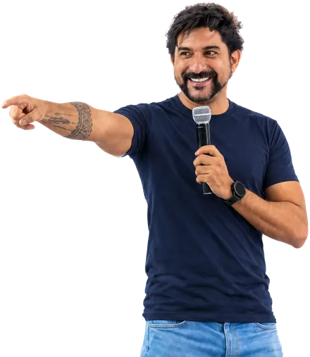 Prof. Deodato Neto com microfone, apontando